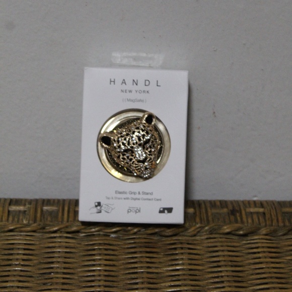 Handl New York MagSafe. Elastic Grip & Stand.  Rhinestone Cheetah Head. - Picture 2 of 6